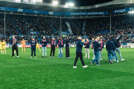 La plantilla del Baskonia fue homenajeada en Mendizorroza en el partido Deportivo Alavés – Girona F.C
