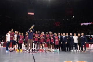 Kosner Baskonia ofreció el trofeo de campeones de la Copa del Rey a la afición